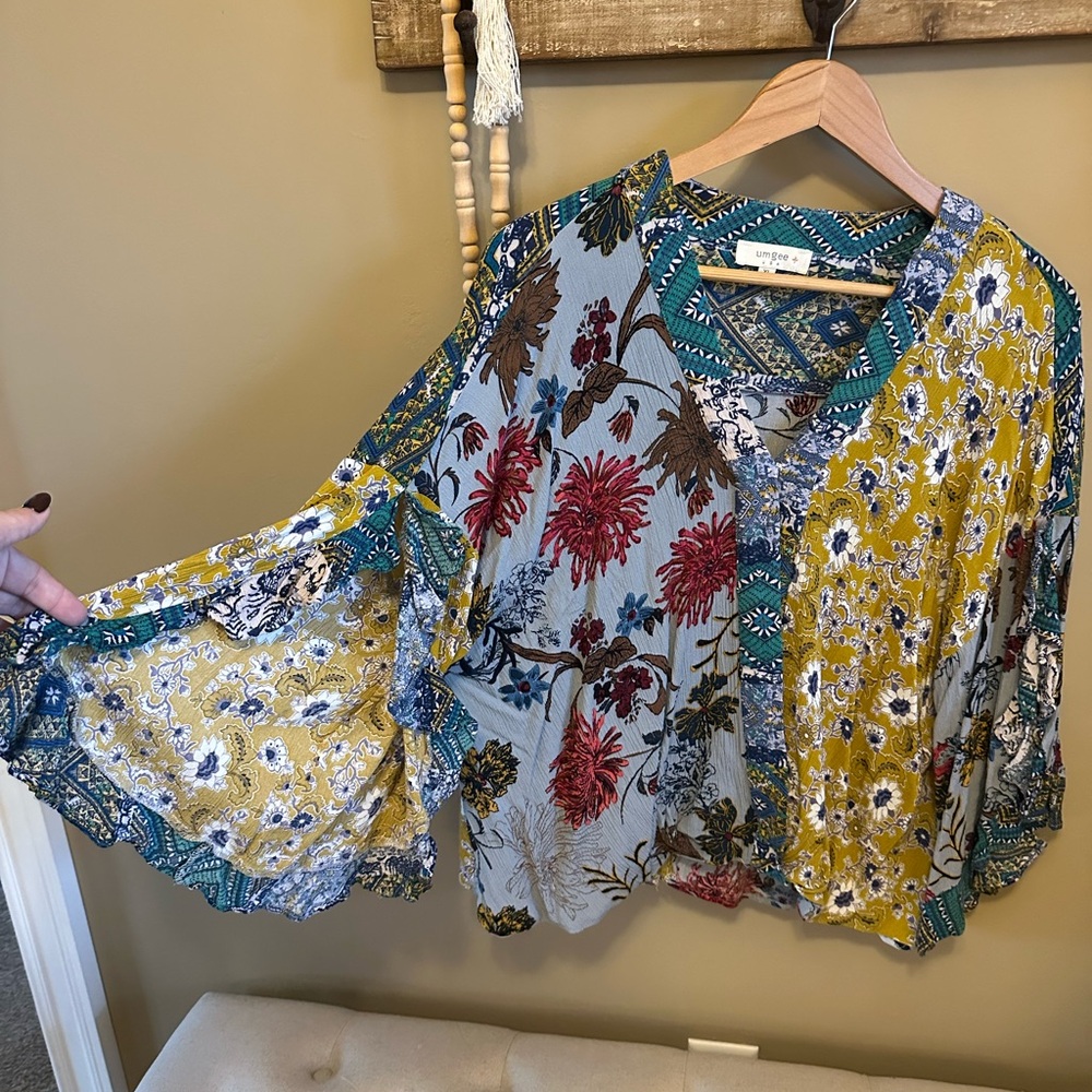 Umgee Multicolor Floral V-Neck Blouse - Picture 4 of 8
